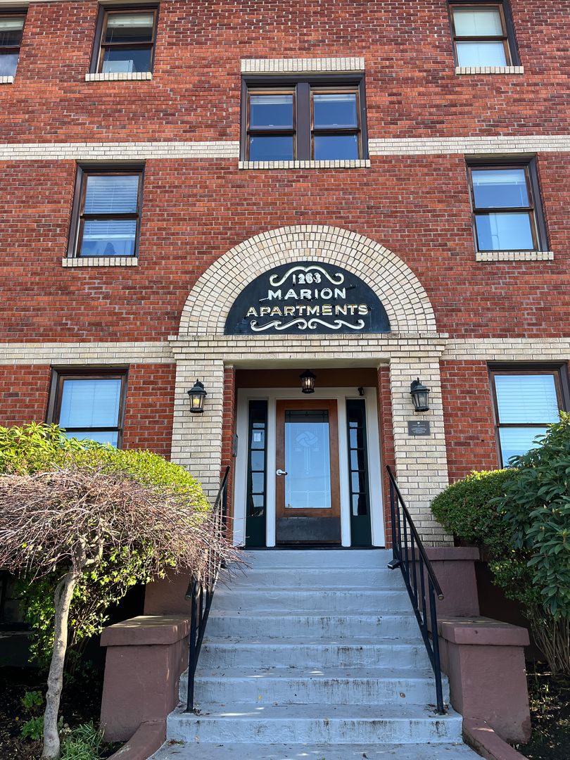 Eugene Apartment: 1263 Oak St - 304