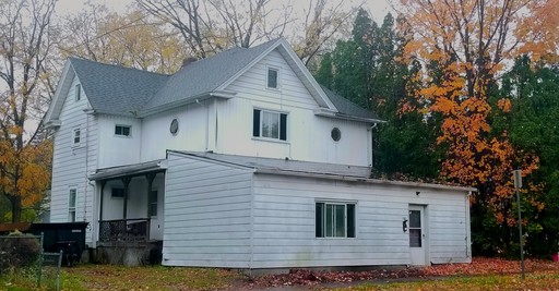 2br 1b lower Large / private yard