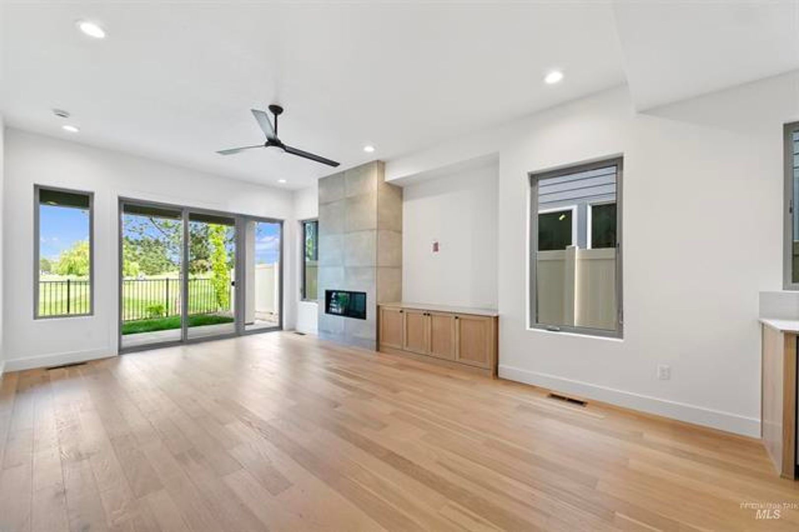 Meridian Apartment: 6440 S Astoria Ave