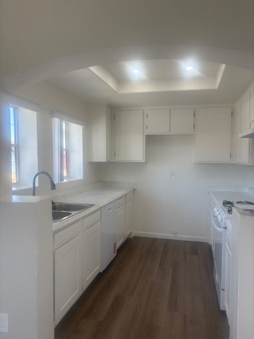 SANTA ANA Apartment: 703 W. WASHINGTON AVE.