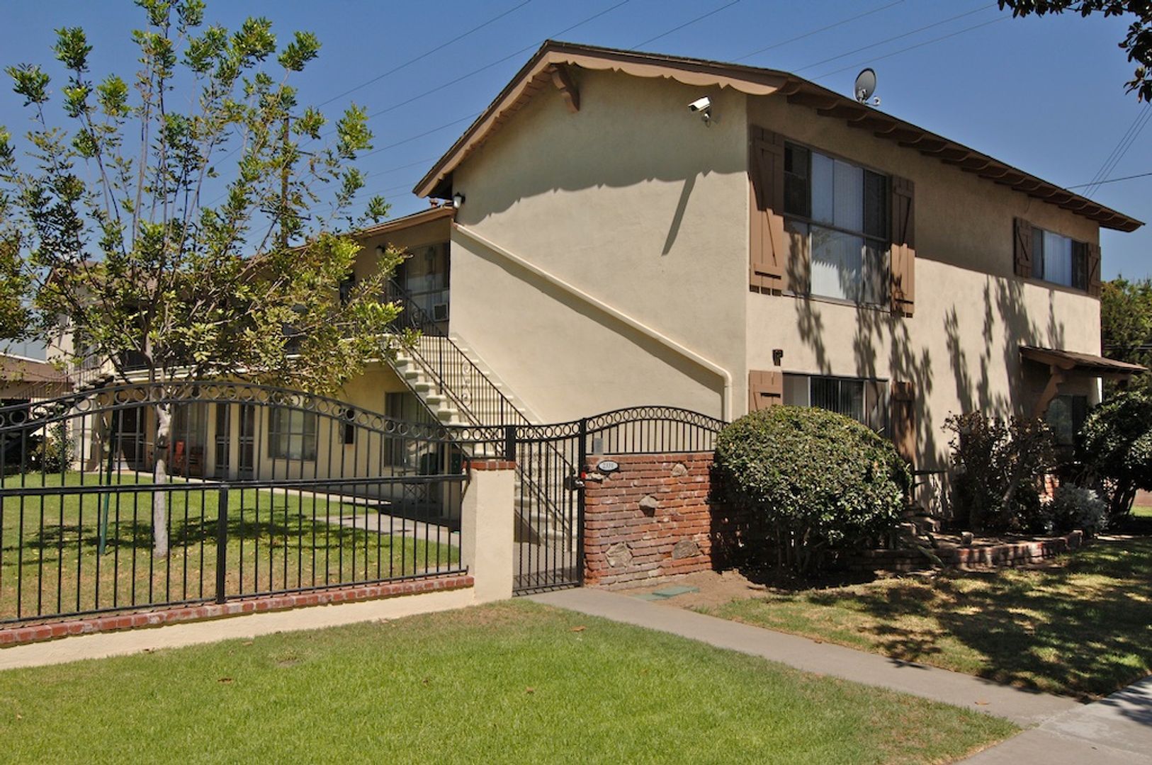 Fullerton Apartment: 2325 / 2331 E. SANTA FE AV