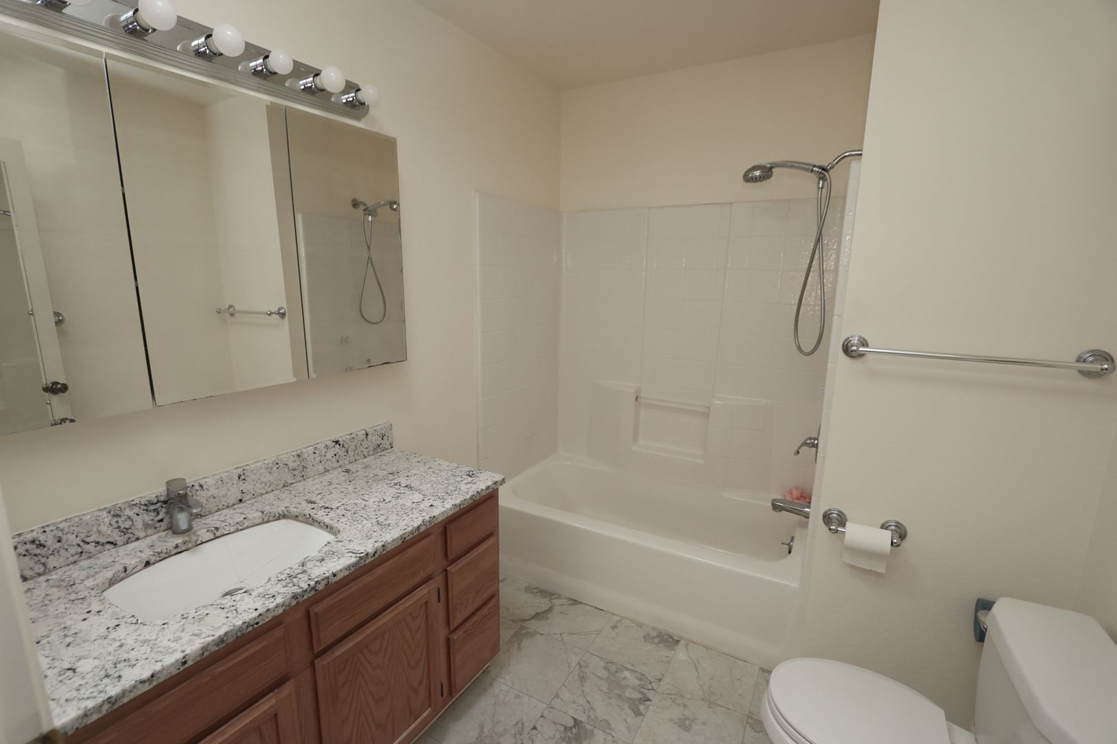 Lewiston House: 825 B Stewart Avenue