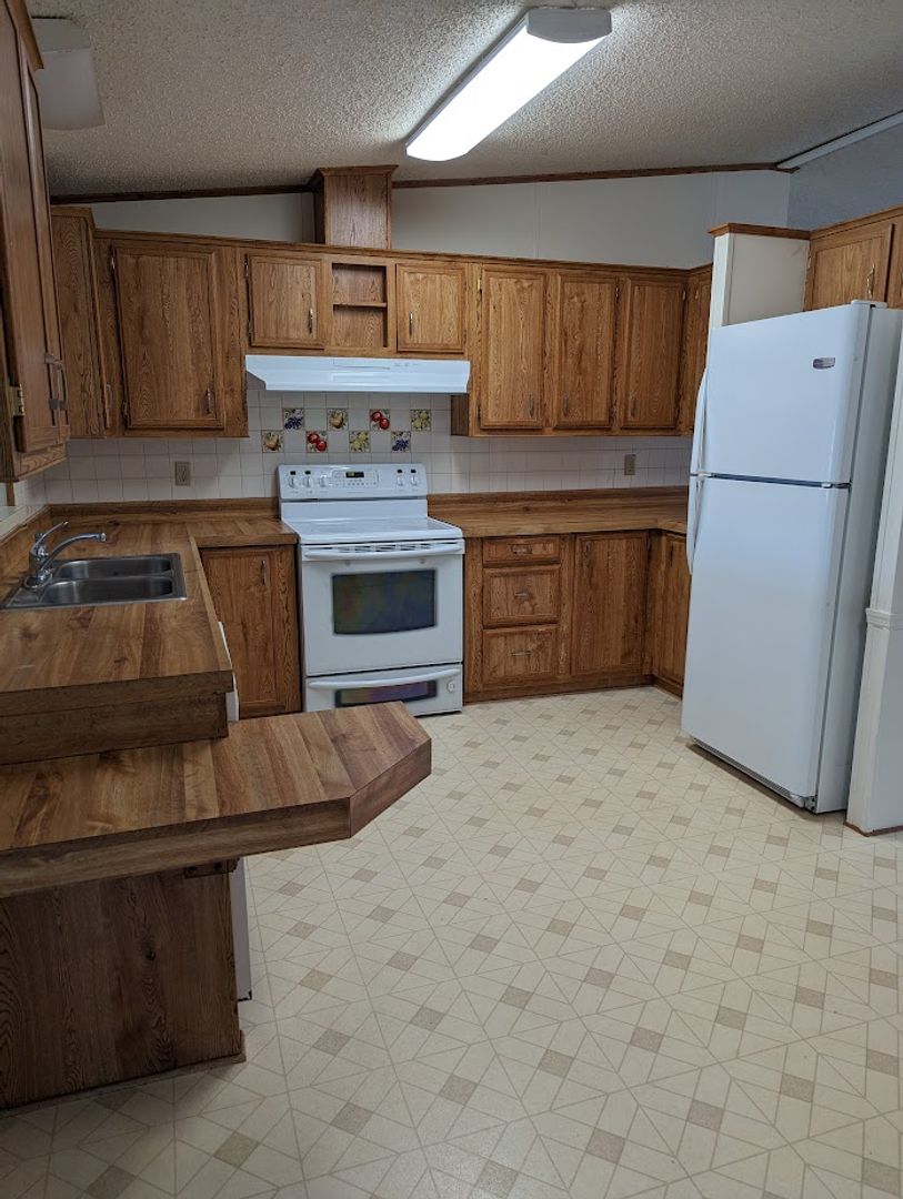 Lewiston House: 4922 Spring View Lane