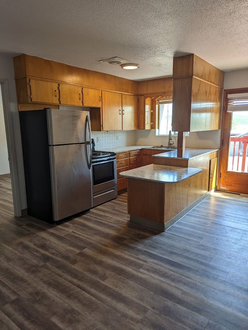 Genesee Apartment: 157 W. Walnut Avenue