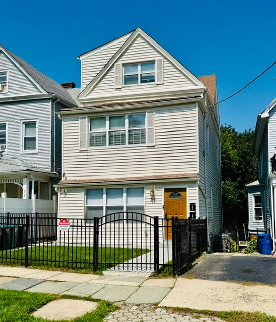 Mount Vernon Apartment: 206 N Terrace