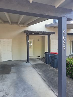 2 Bed 1.5 Bath Townhouse in North Medford – photo 1