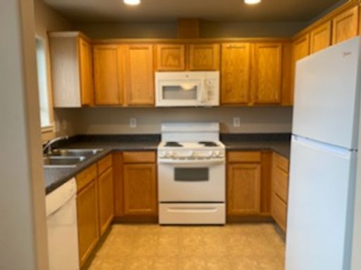 Charming 3 Bedroom, 2 Bath Upstairs Apartment – photo 1