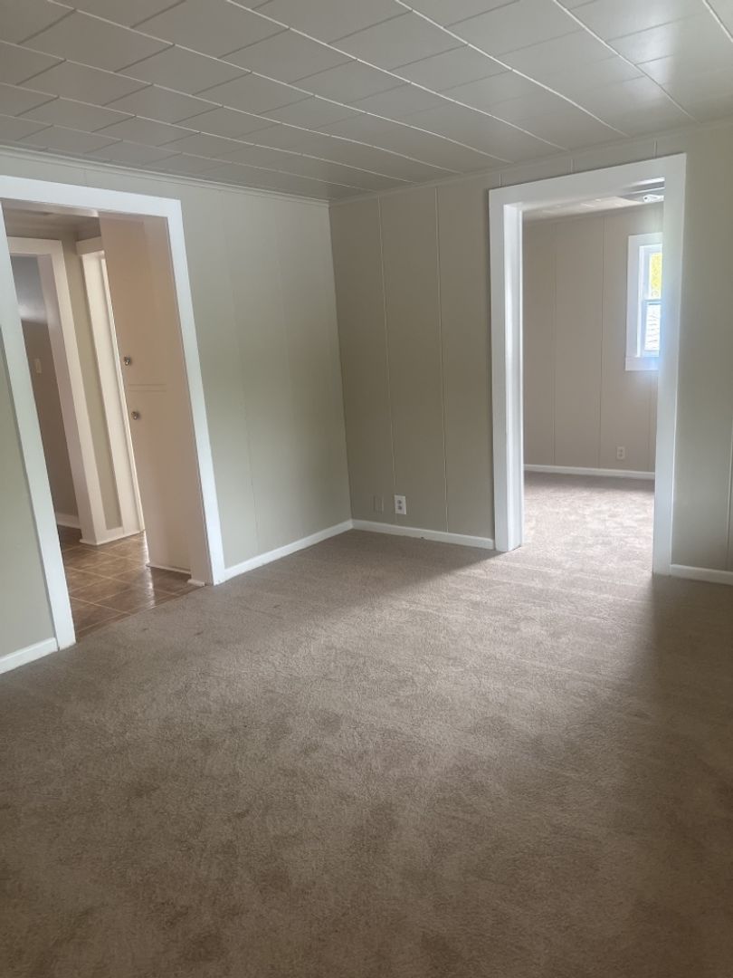 Medford Apartment: 855 E. 10th St