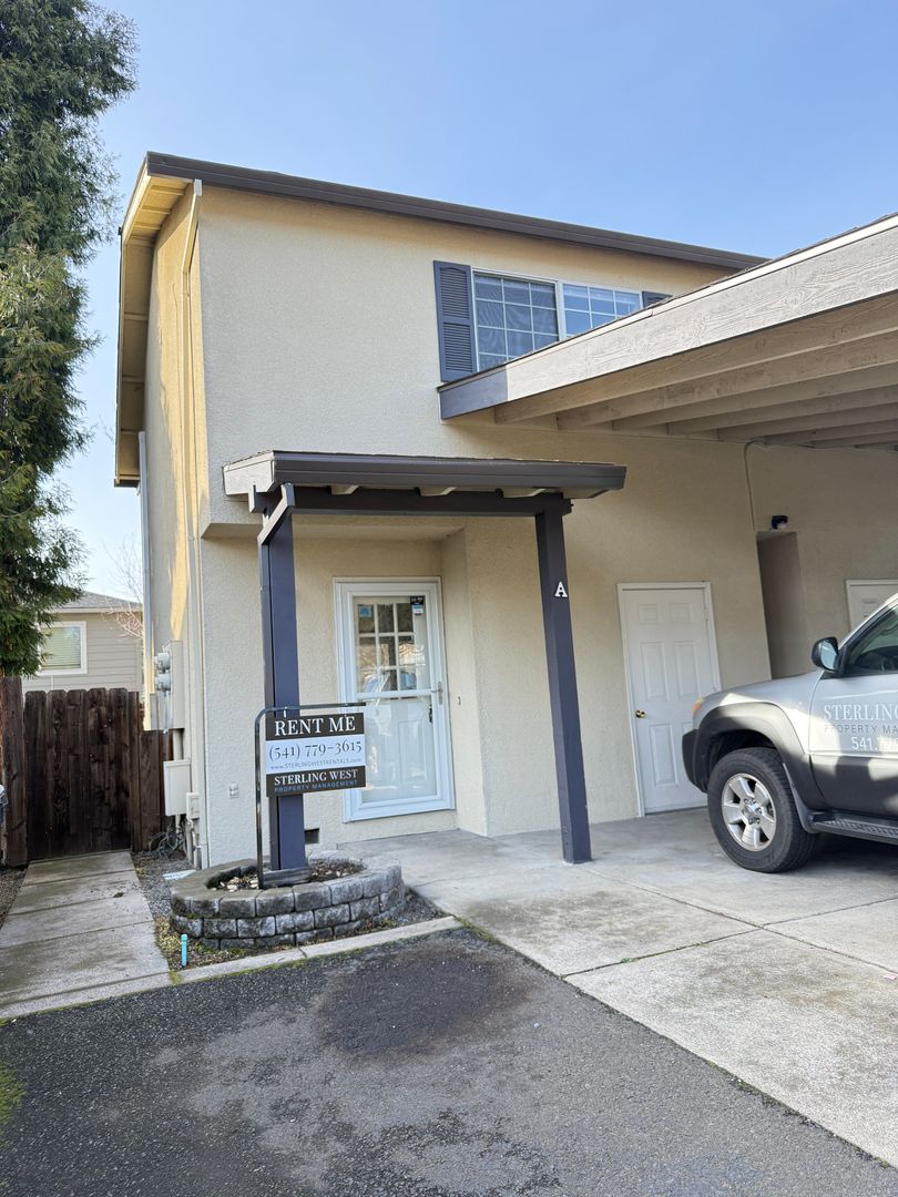 Medford Apartment: 2037 Campus Dr