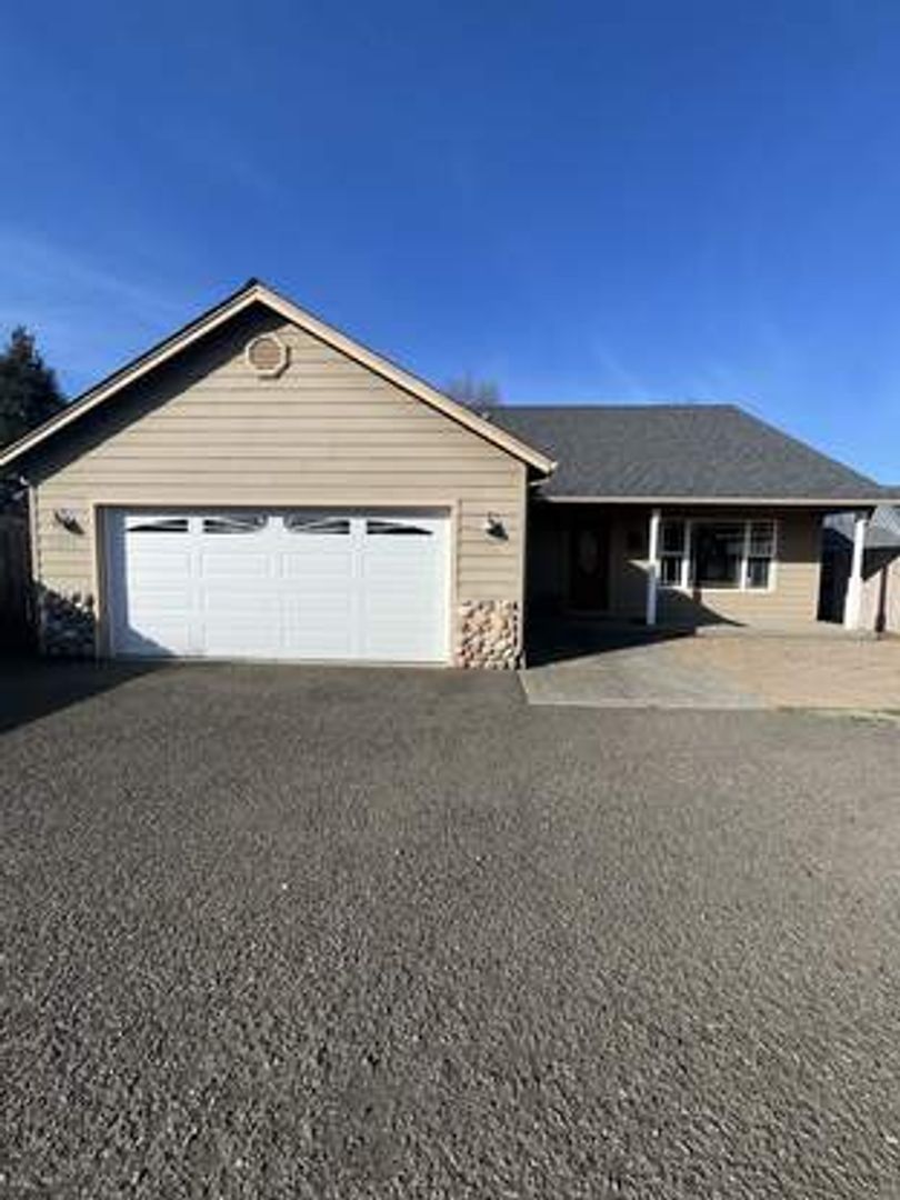 Medford House: 2825 Duell Ave