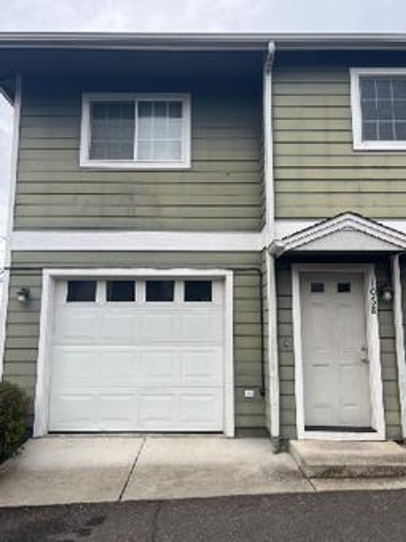 Medford Townhome: 1068 Spring St
