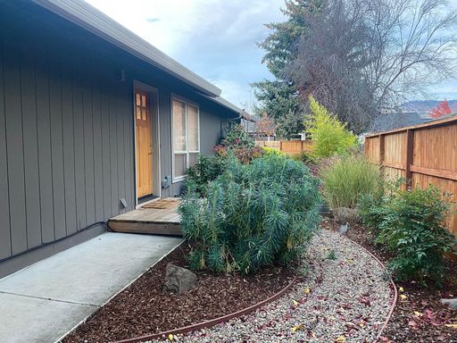 Cute & Cozy 2 bedroom, 2 bath house in Ashland – photo 1
