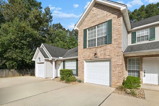 3BR/2.5BA Townhome — Garage + Backyard — Great Schools – photo 1