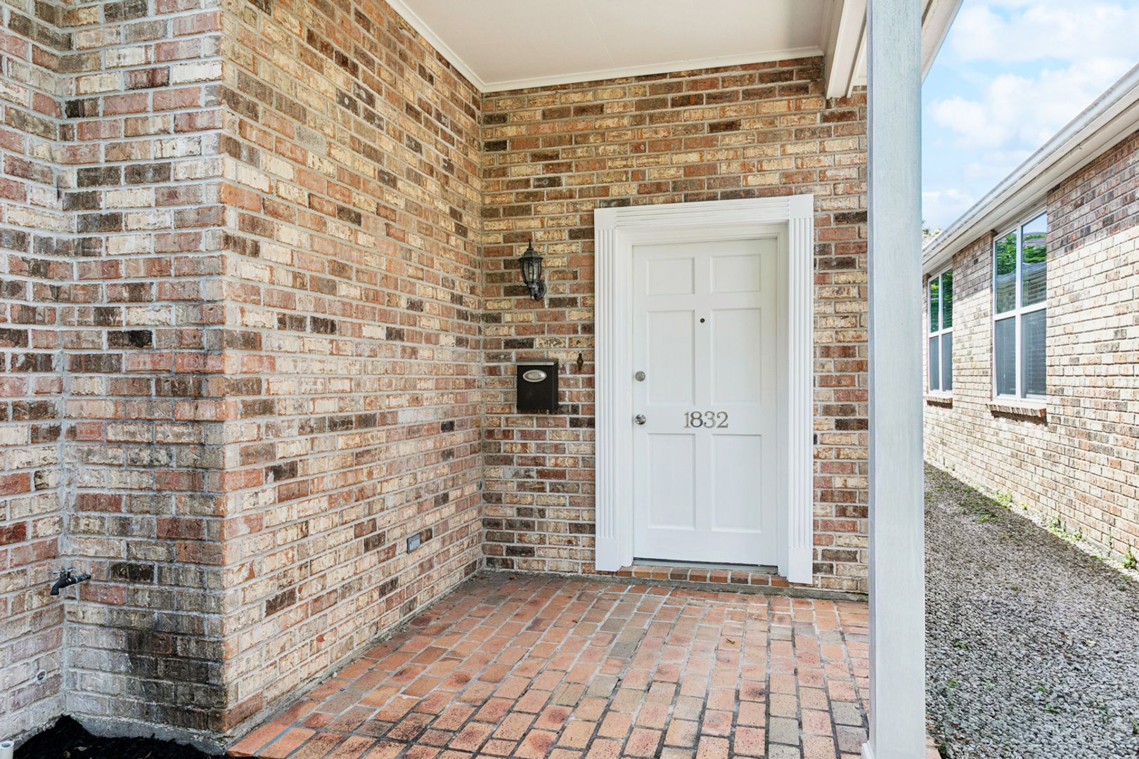 New Orleans Apartment: 1830-1832 Burdette St