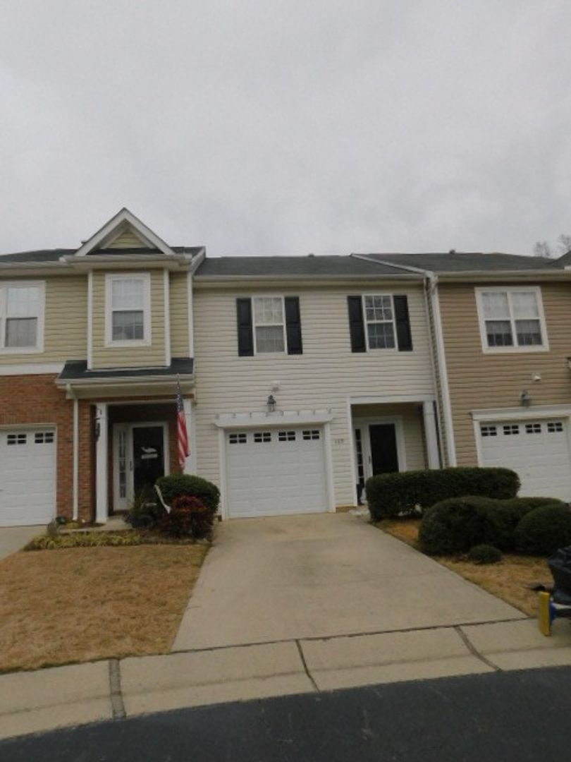 Apex Townhome: 117 Fanwood Court
