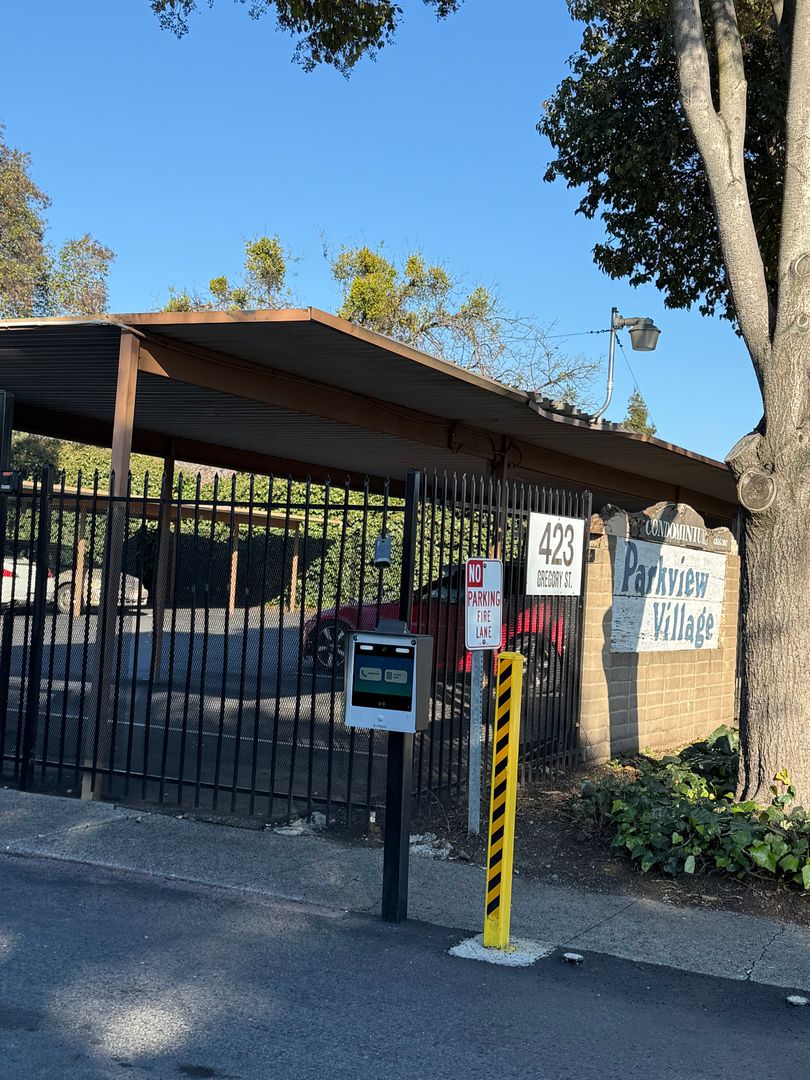 Fairfield House: 1625 Park Lane #84