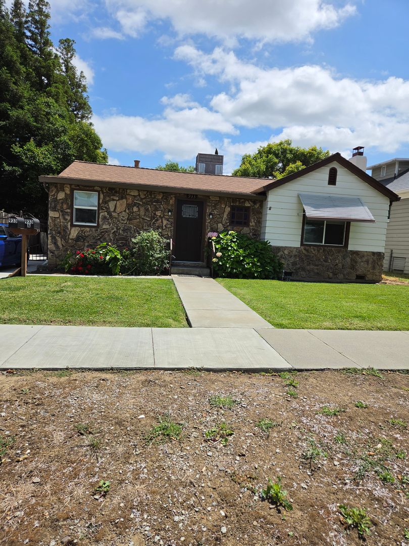 Fairfield House: 933 Delaware Street