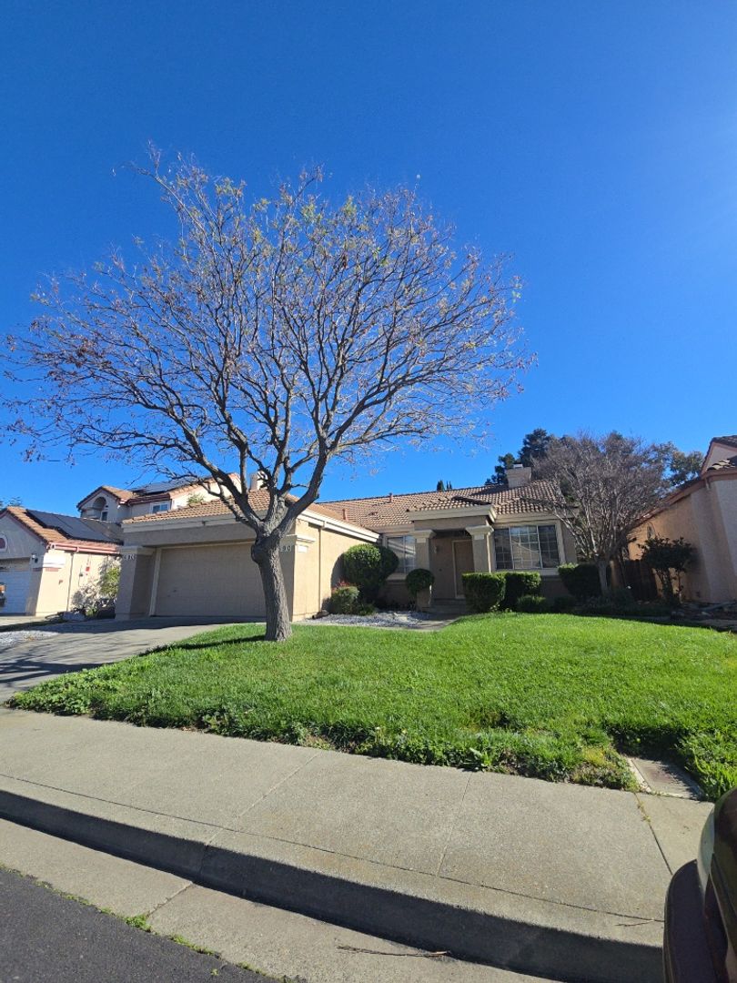 Vacaville House: 690 Laurelwood Circle