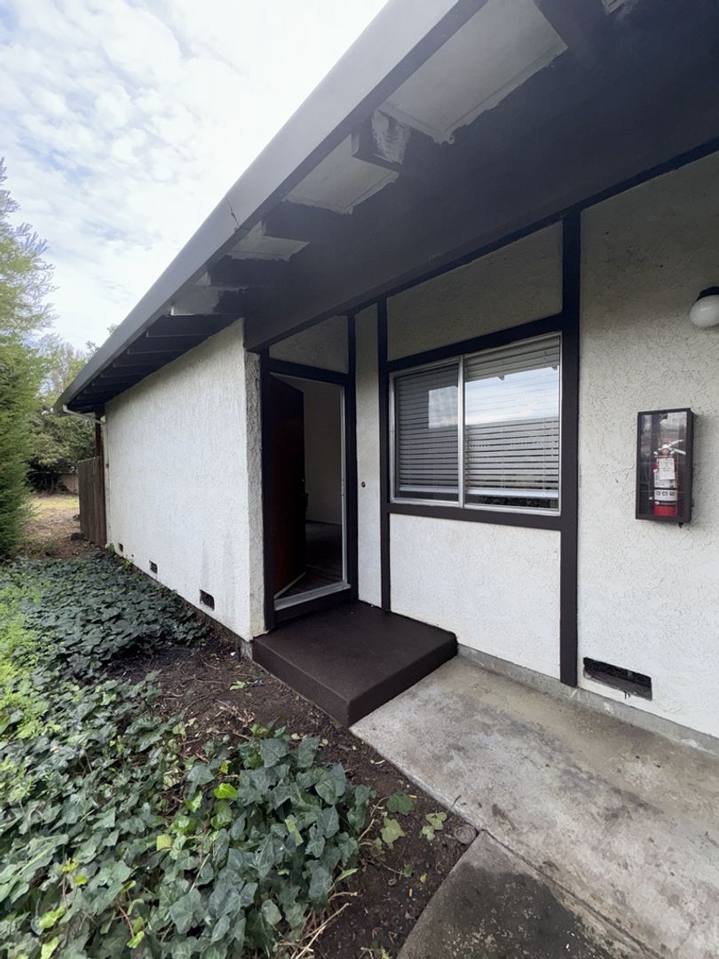 Fairfield Apartment: 930 East Tabor Avenue