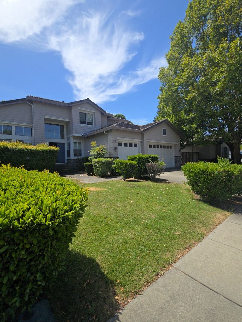 Fairfield House: 5152 Renaissance Court
