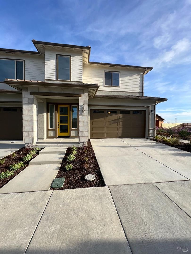 Fairfield House: 2402 Shore Vista