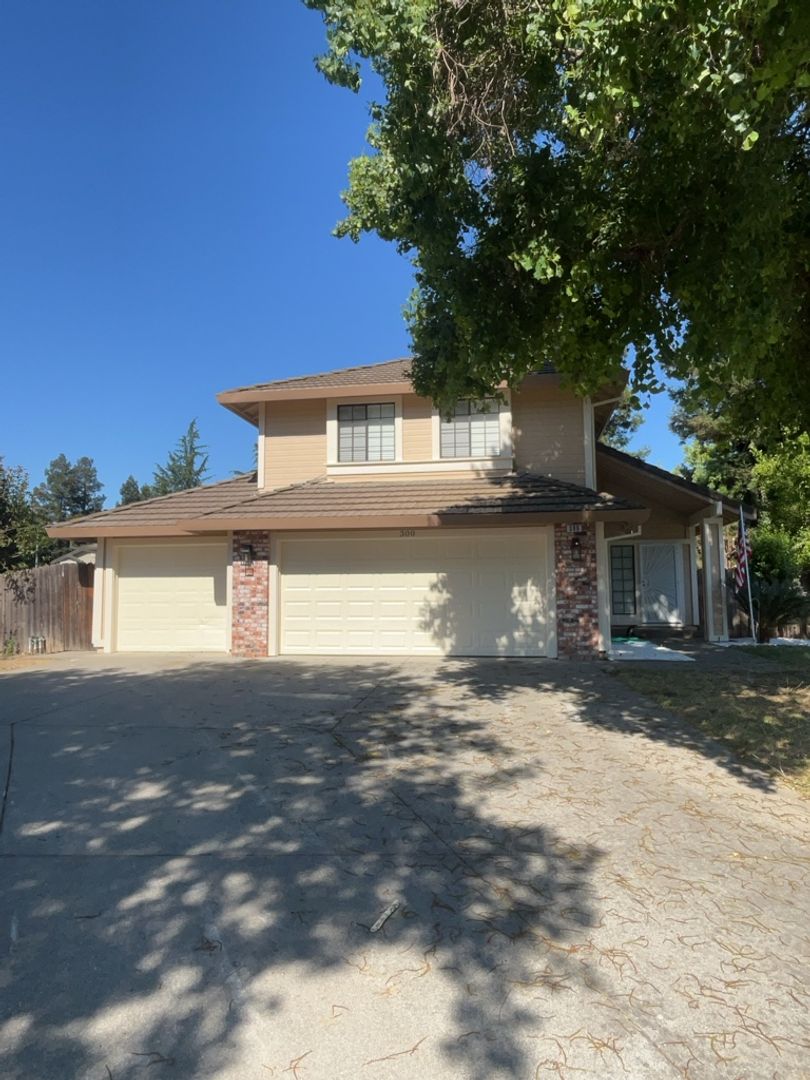 DIXON House: 300 GROVE CT