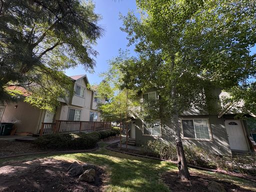 2 bedroom duplex close to OIT & Sky Lakes with Central Air! – photo 1