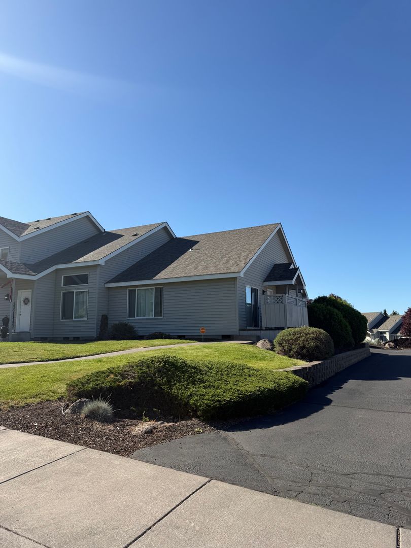 Klamath Falls Apartment: 5630-5632-5634-5636 North Hills Drive