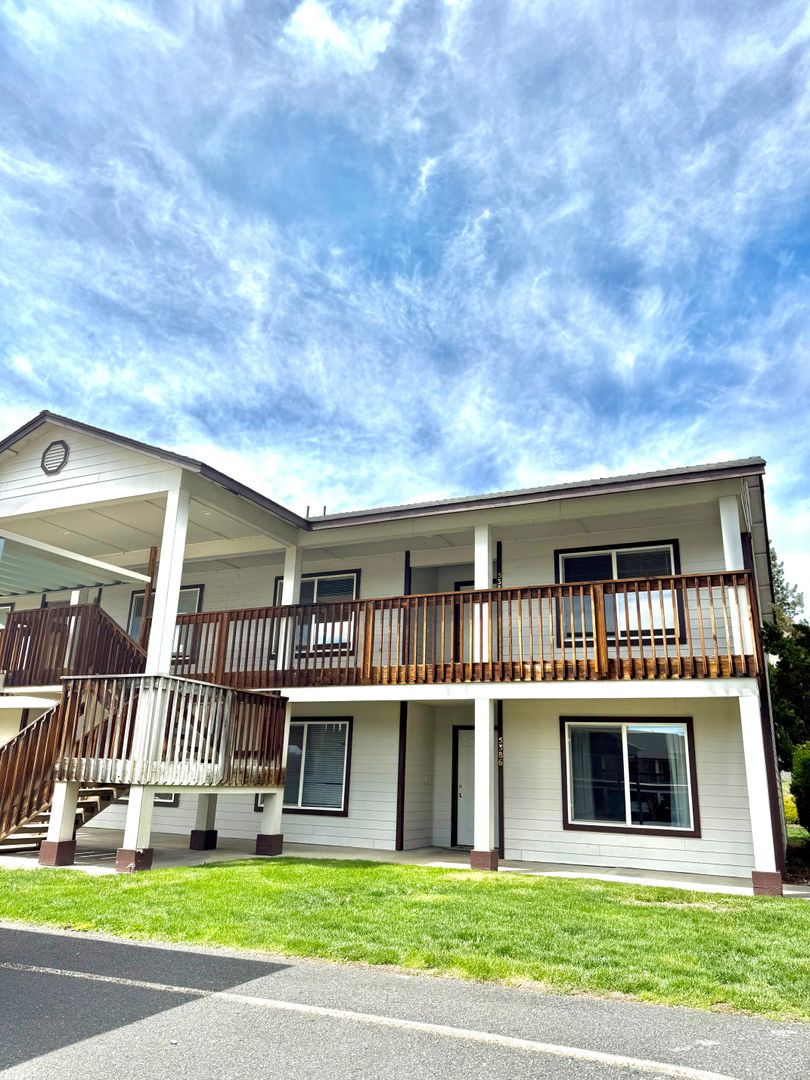 Klamath Falls Apartment: 5382 North Hills Drive