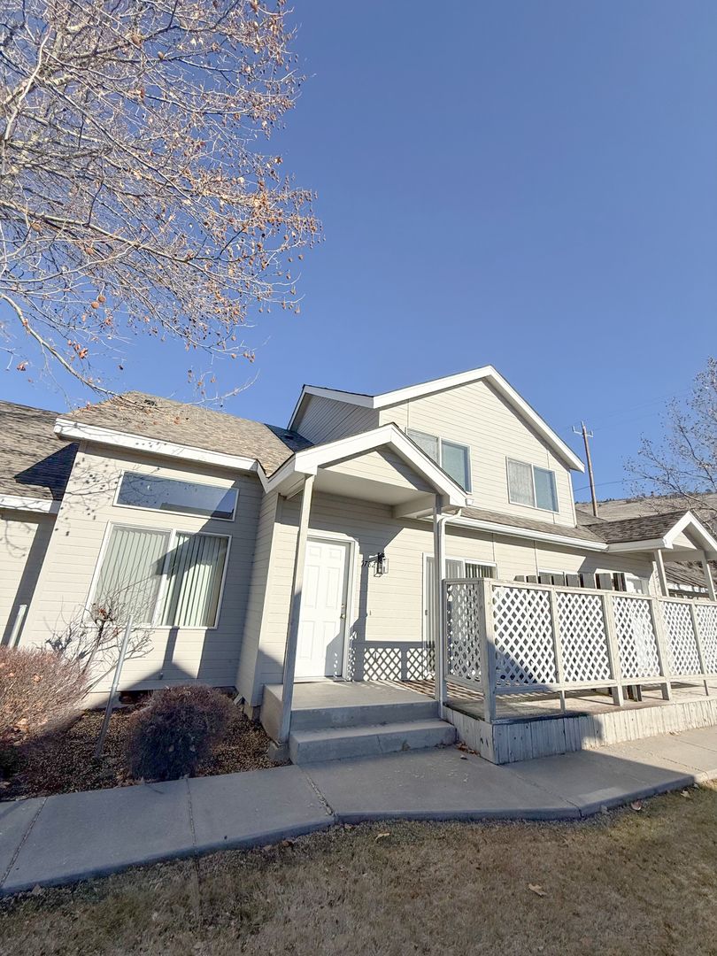 Klamath Falls Apartment: 5780-5782-5784-5786 Glenridge Way