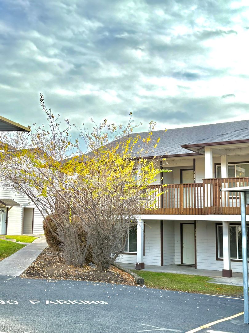 Klamath Falls Apartment: 5416 North Hills Drive