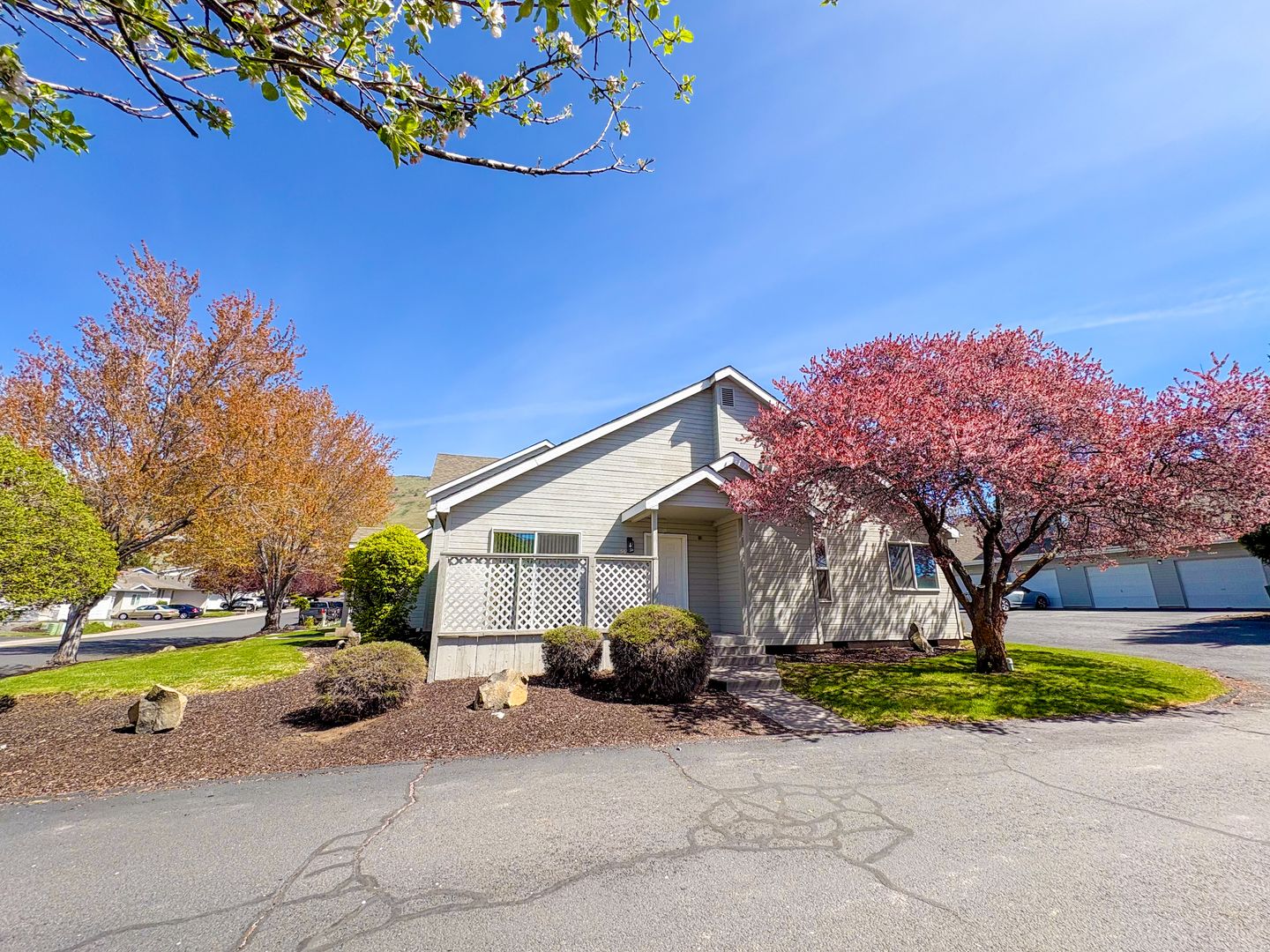 Klamath Falls Apartment: 5654-5656-5658-5660 Glenridge Way