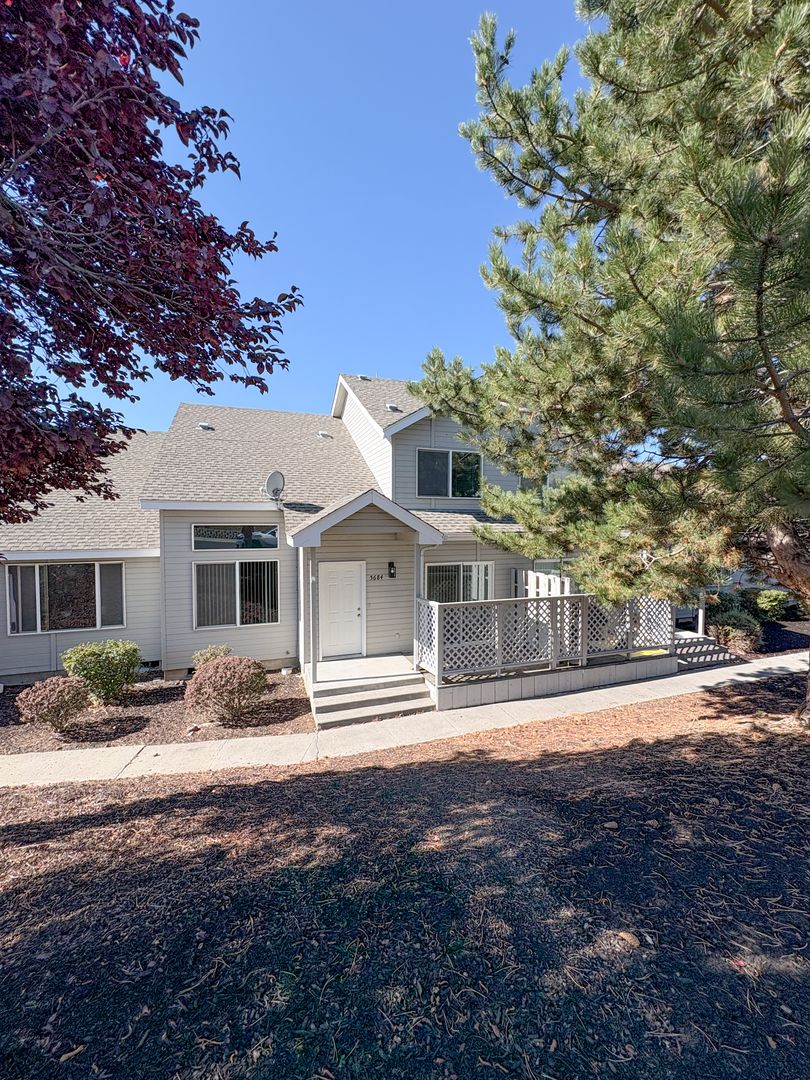 Klamath Falls Apartment: 5680-5682-5684-5686 Glenridge Way