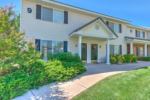 End Unit in Lexington Hills! – photo 1