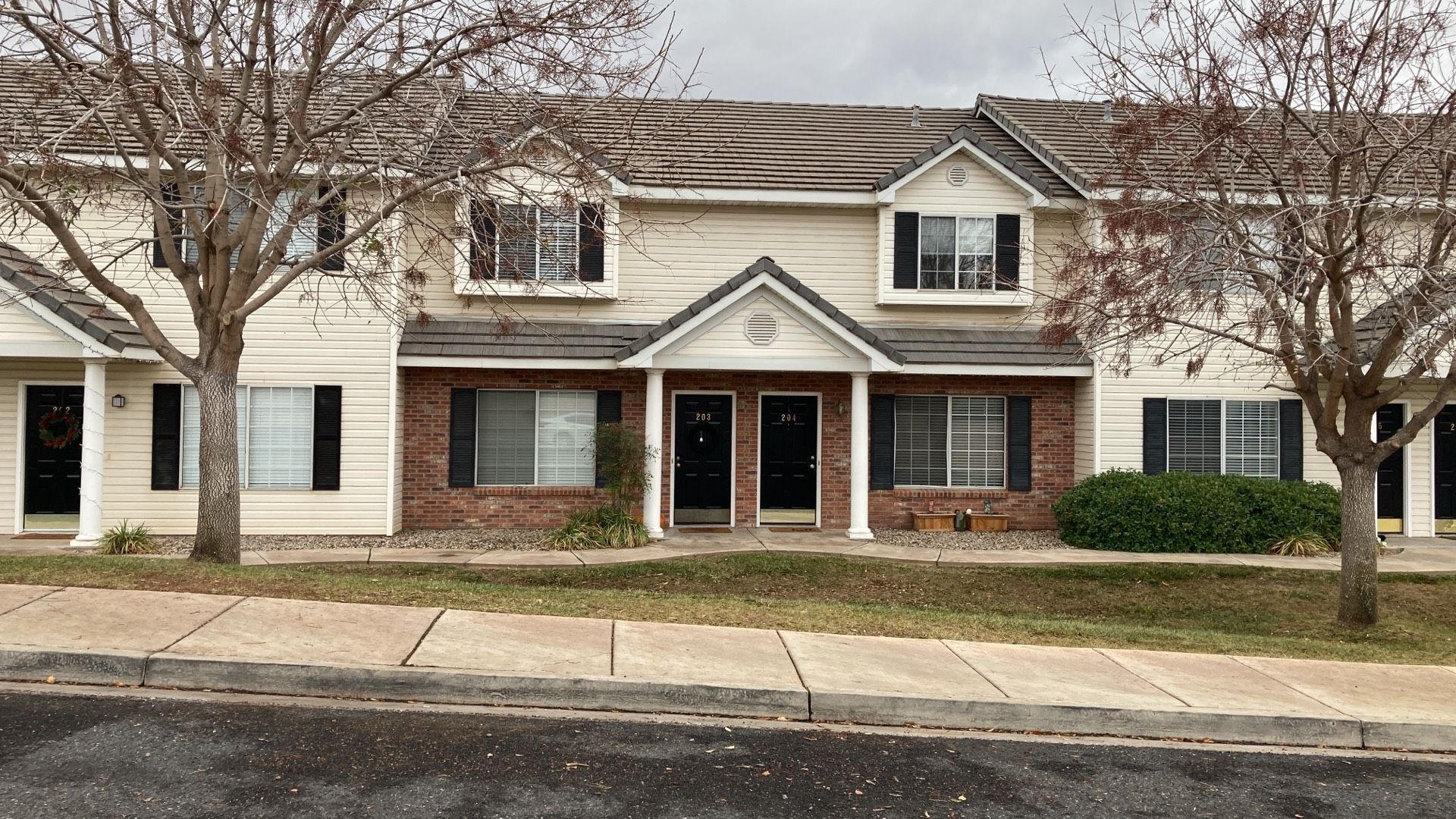 Charming 2-Bedroom Townhome for Rent with a Pool!