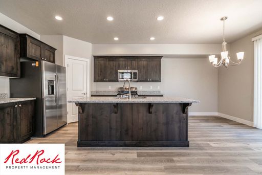 Small Dog Friendly Beautiful Townhome in Hurricane with Amazing Views! – photo 1