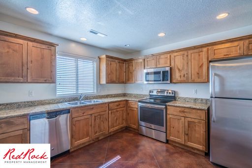 3 Bedroom Townhome with Internet Included! Dog Friendly! – photo 1