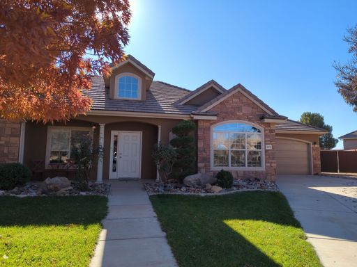 Comfort & Convenience in This 3 Bedroom Home – photo 1