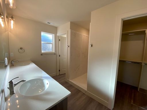 Listing photo thumbnail