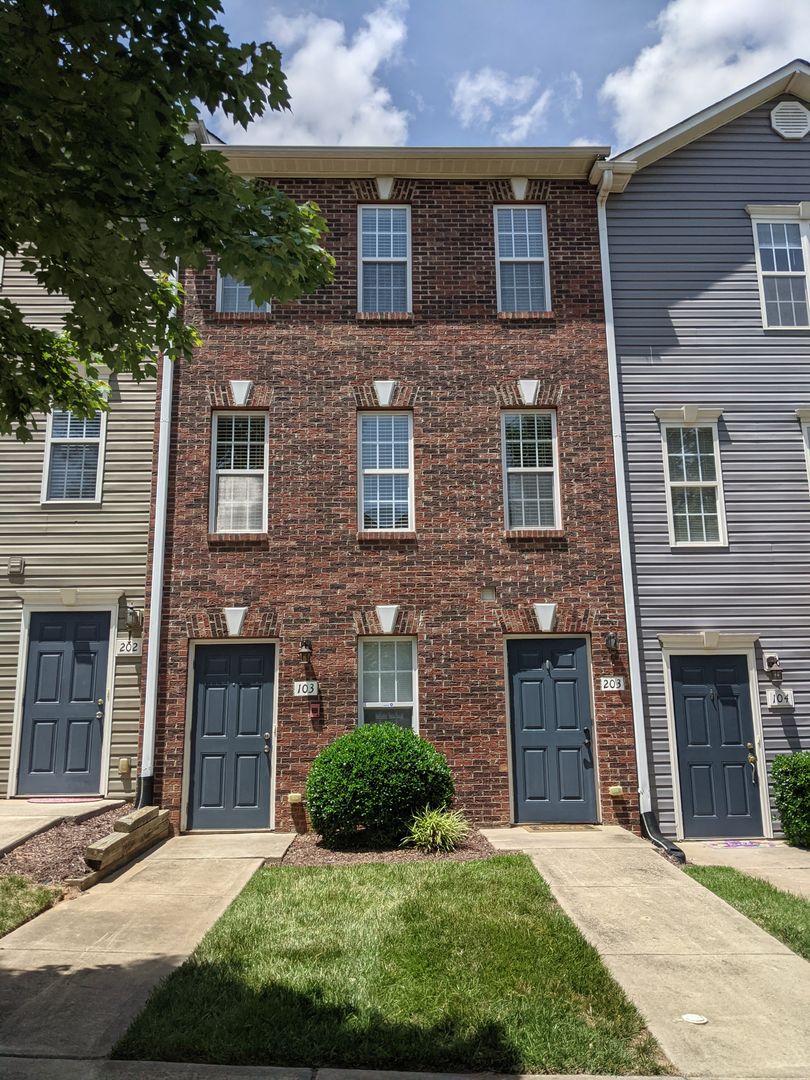 Mooresville House: 119 Steam Engine Dr. #203