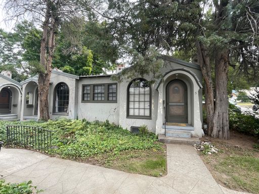 Now renting 1 bedroom Apartment upstairs – photo 1