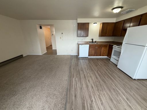 Now renting 1 bedroom Apartment upstairs – photo 1