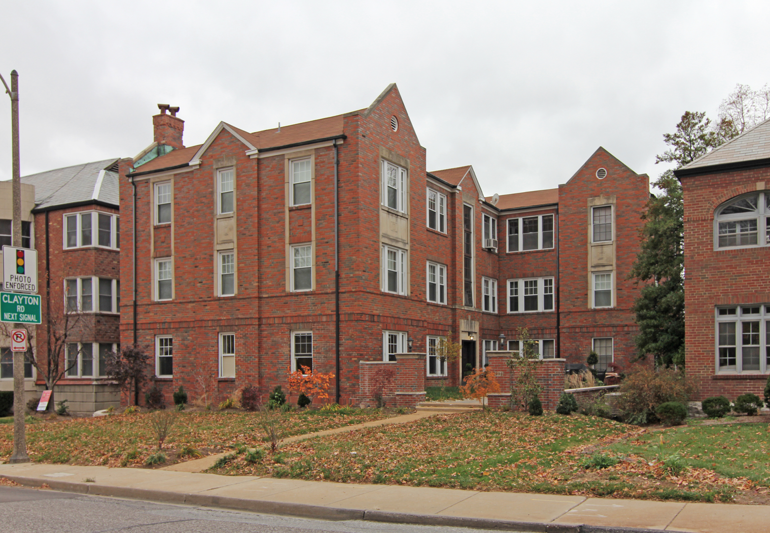 Clayton Apartment: 901 S Hanley Rd