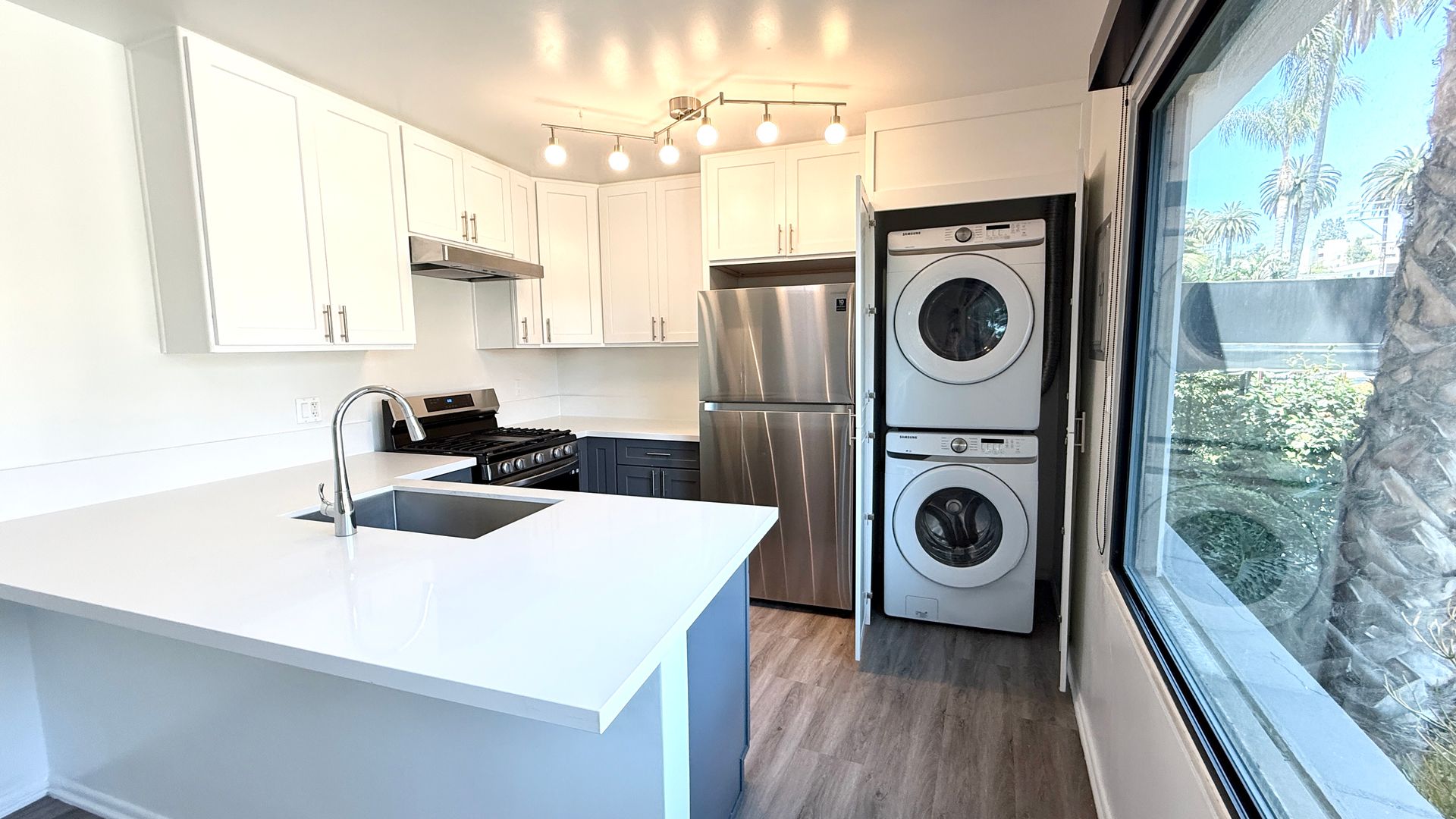 Los Angeles Apartment: 2033 N Beachwood Dr