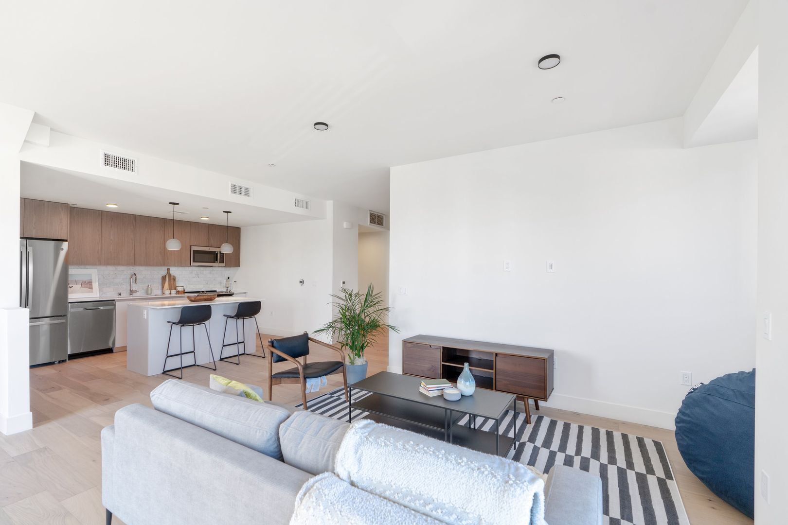 Los Angeles Apartment: 5750 Lexington Avenue