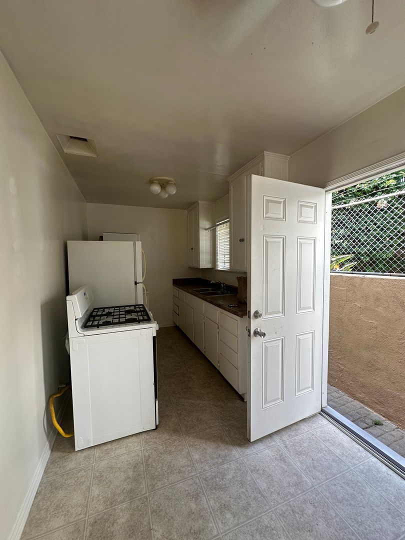 1945 Wilcox Ave