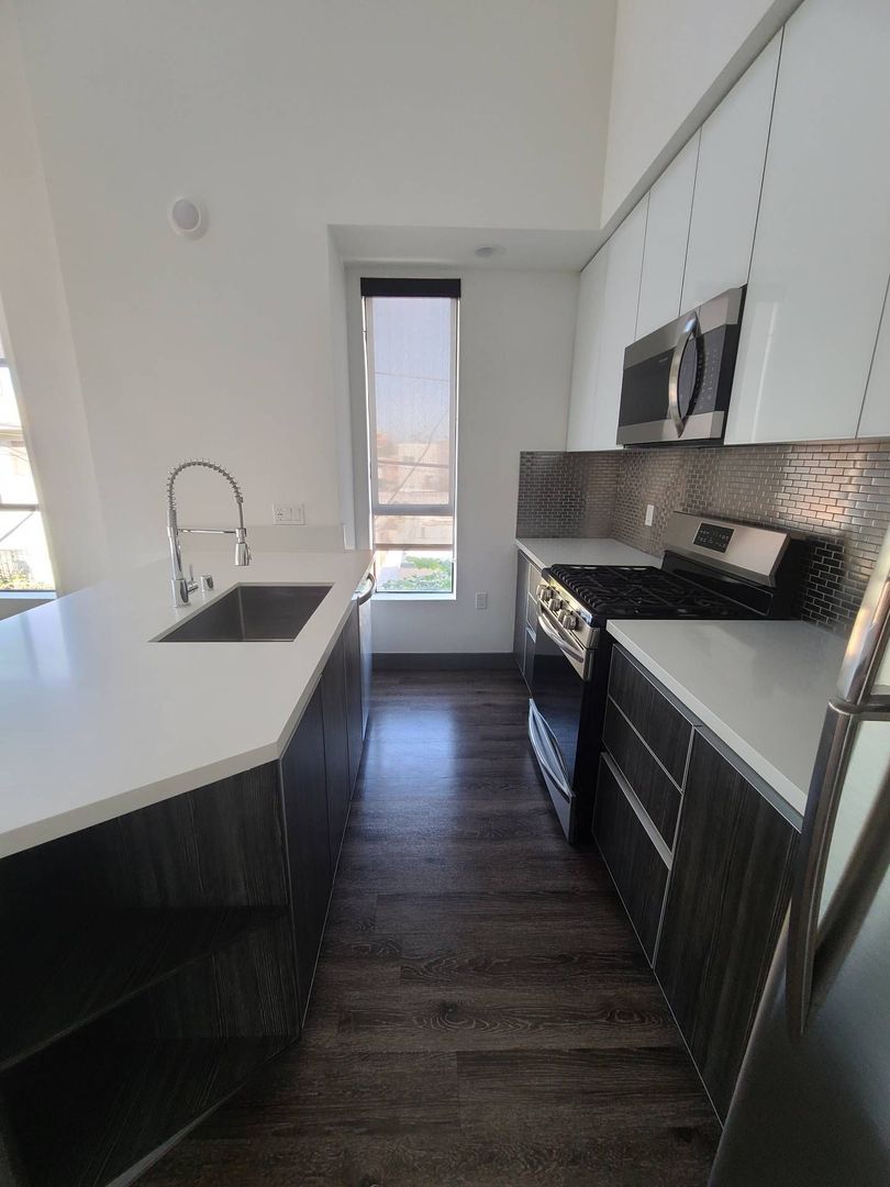 Los Angeles Apartment: 644 N. Hobart Blvd