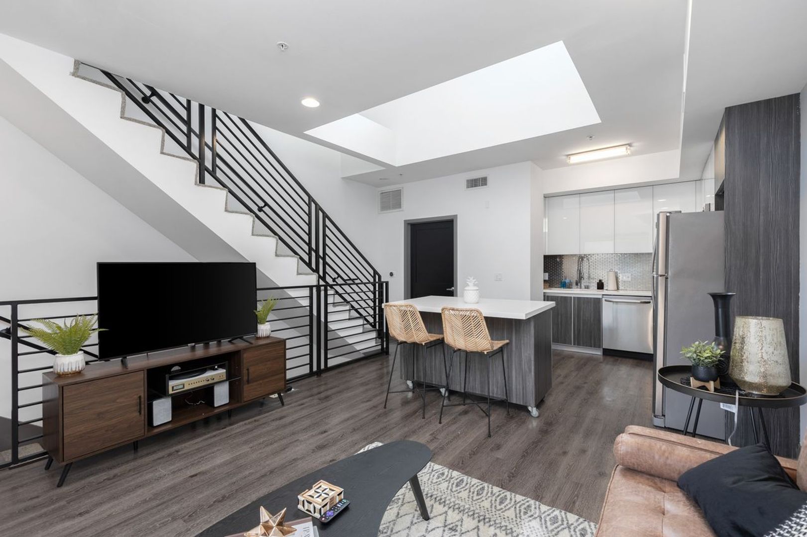 Los Angeles Apartment: 545 N Kenmore Ave