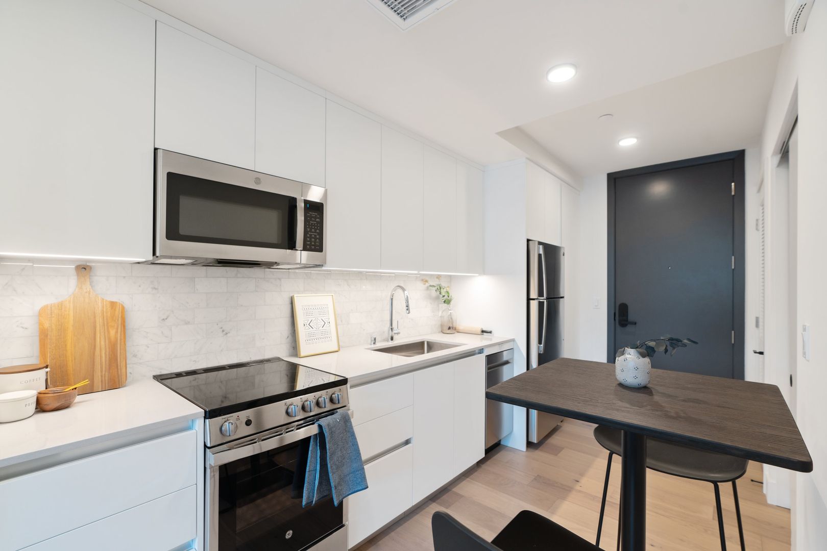 Los Angeles Apartment: 5750 Lexington Avenue