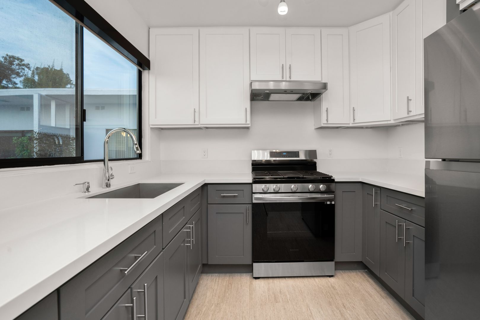 Los Angeles Apartment: 2033 N Beachwood Dr